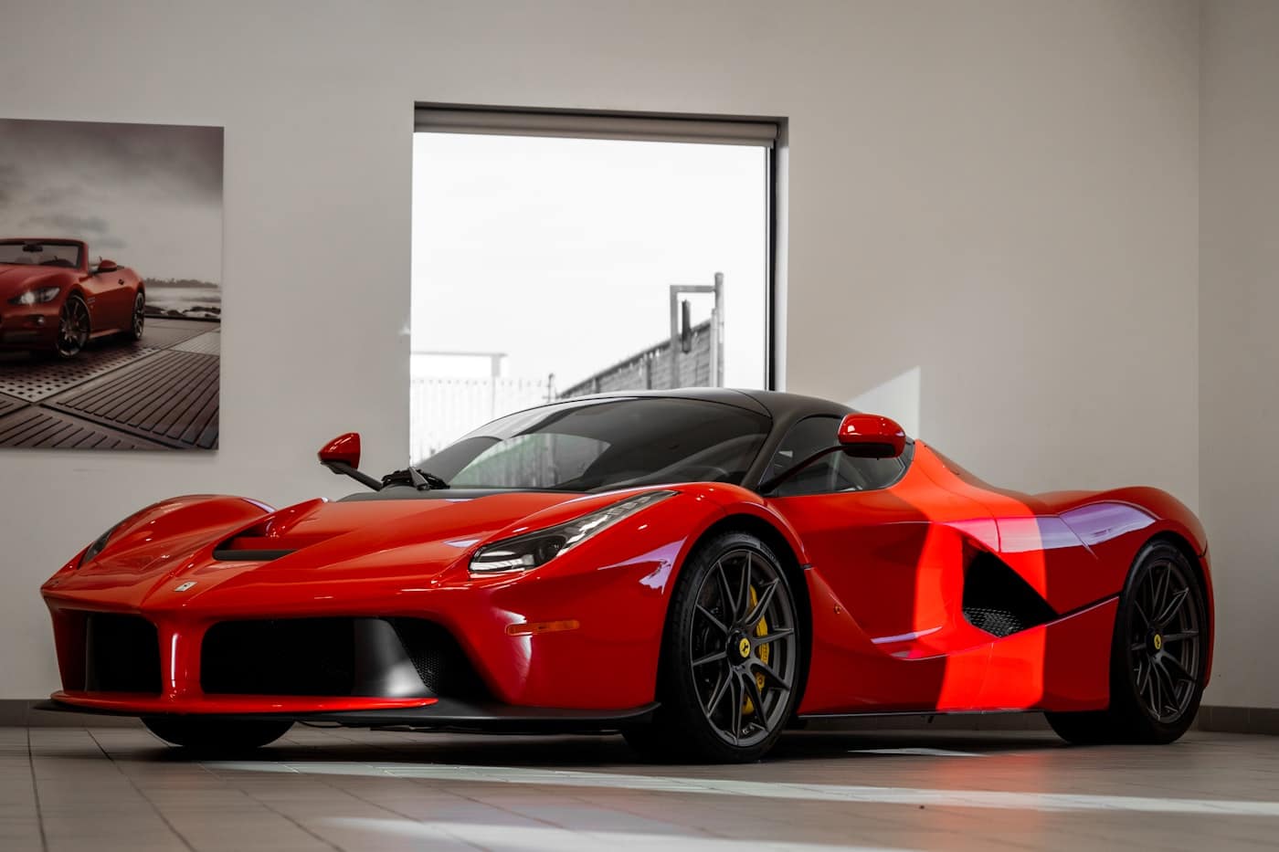 Showroom içinde kırmızı Ferrari LaFerrari, üç çeyrek önden
