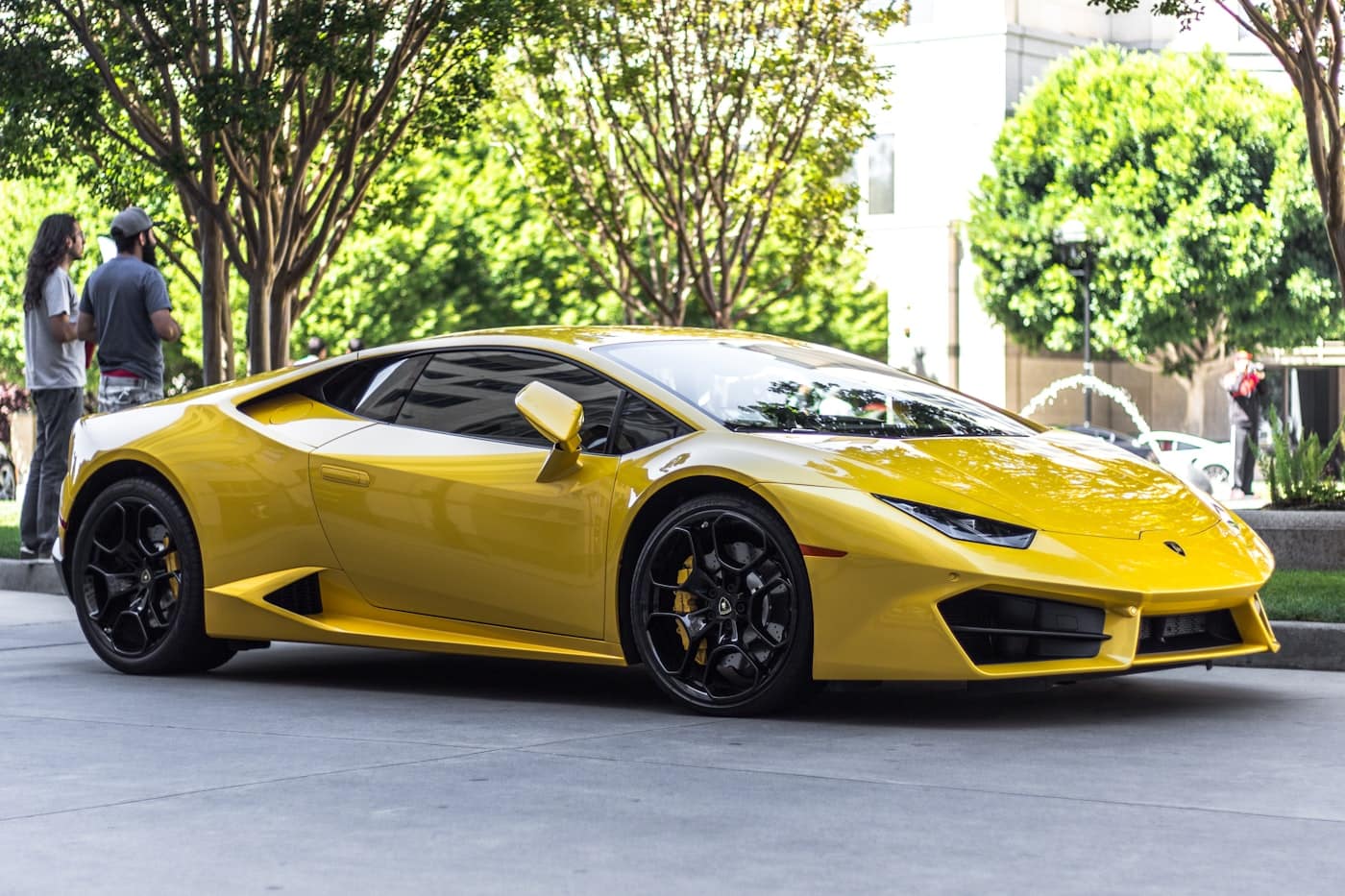 Gün ışığında sarı Lamborghini Huracán, yandan görünüm