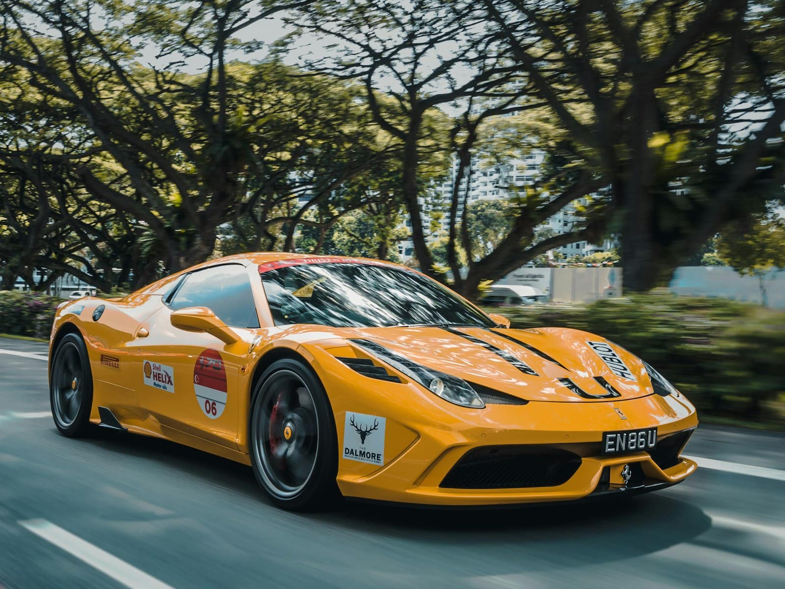 Beton duvar önünde kırmızı Ferrari F8, dinamik duruş