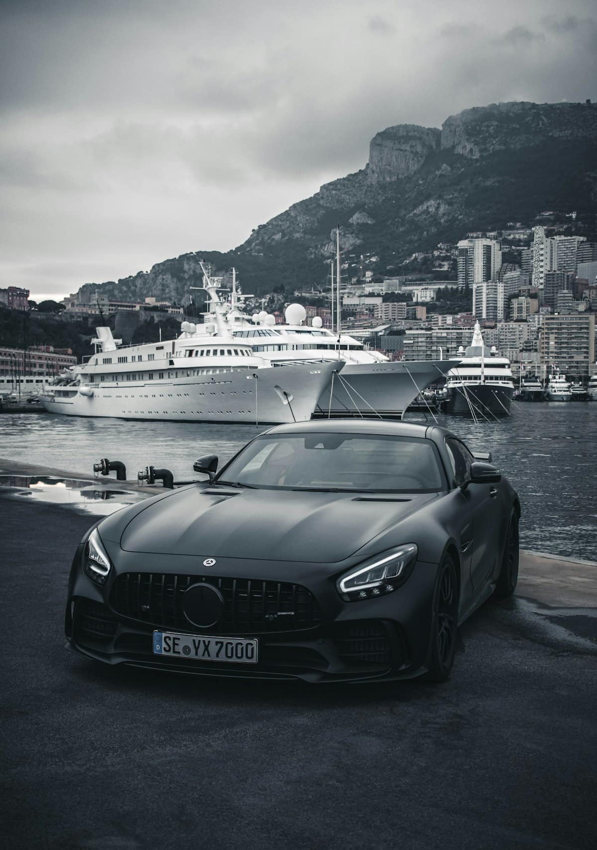 Liman önünde mat siyah Mercedes-AMG GT Coupé, önden üç çeyrek açı