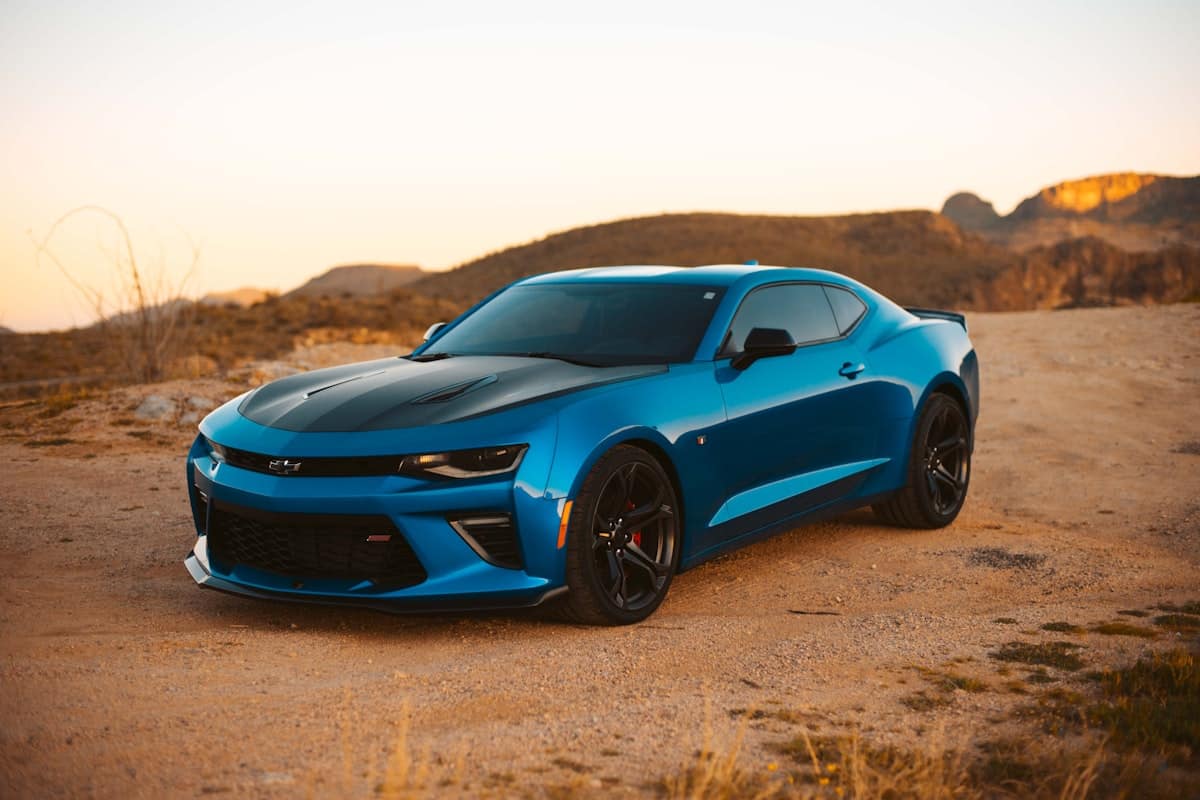 Stüdyo ışığında lüks spor coupé, yandan dinamik görünüm